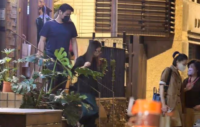 43歲陳怡蓉被爆懷二胎,跟老公出門用餐,小腹隆起孕味十足!