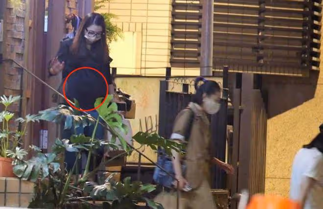 43歲陳怡蓉被爆懷二胎,跟老公出門用餐,小腹隆起孕味十足!