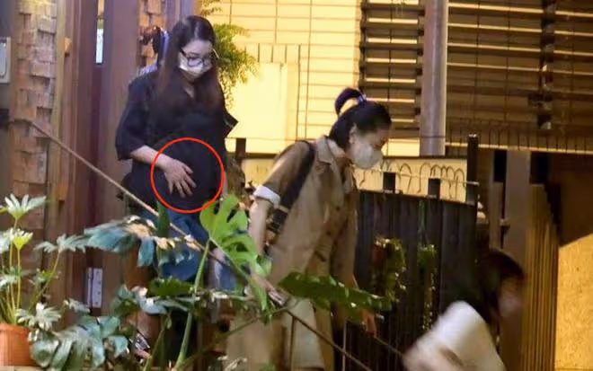 43歲陳怡蓉被爆懷二胎,跟老公出門用餐,小腹隆起孕味十足!
