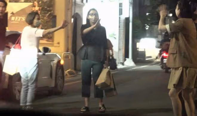 43歲陳怡蓉被爆懷二胎,跟老公出門用餐,小腹隆起孕味十足!