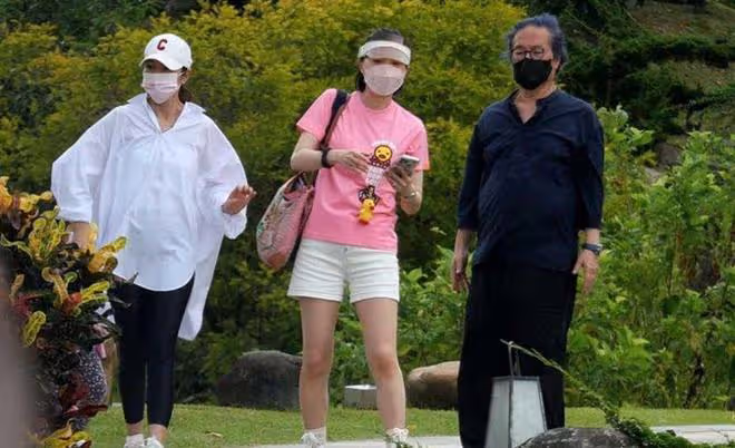 43歲陳怡蓉被爆懷二胎,跟老公出門用餐,小腹隆起孕味十足!