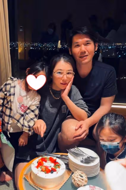 43歲陳怡蓉被爆懷二胎,跟老公出門用餐,小腹隆起孕味十足!