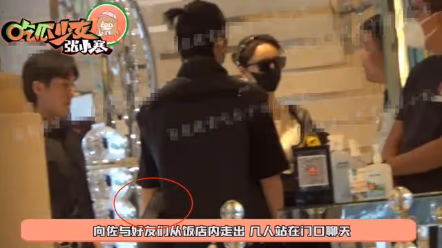曝郭碧婷北京二胎生子!向佐手拿月子期靠墊現身,全程陪產太體貼