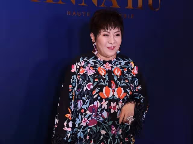 曝郭碧婷北京二胎生子!向佐手拿月子期靠墊現身,全程陪產太體貼
