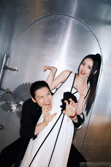 曝郭碧婷北京二胎生子!向佐手拿月子期靠墊現身,全程陪產太體貼