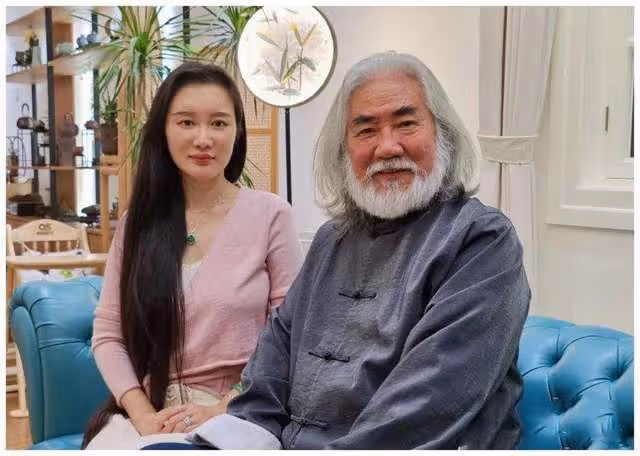 張紀中曬寵妻日常,與小31歲嬌妻秀恩愛被嘲太辣眼,憤怒回懟網友