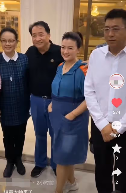 71歲姜昆高調現身活動,挺肚腩和愛妻摟抱秀恩愛,現場觀眾顯冷漠