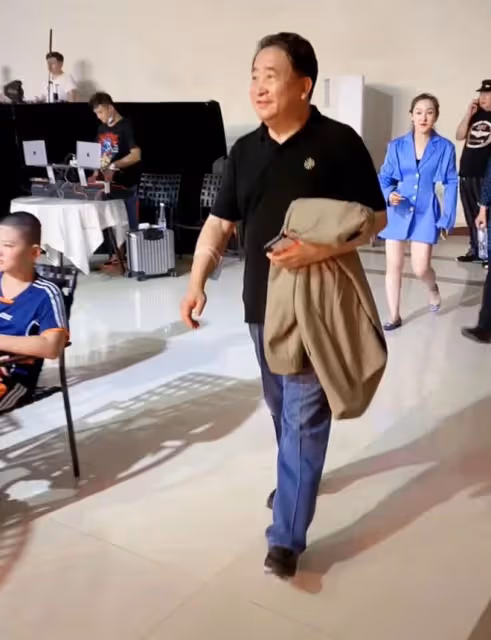 71歲姜昆高調現身活動,挺肚腩和愛妻摟抱秀恩愛,現場觀眾顯冷漠