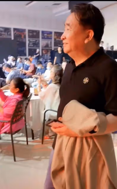 71歲姜昆高調現身活動,挺肚腩和愛妻摟抱秀恩愛,現場觀眾顯冷漠
