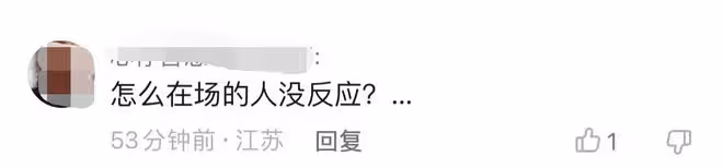 71歲姜昆高調現身活動,挺肚腩和愛妻摟抱秀恩愛,現場觀眾顯冷漠