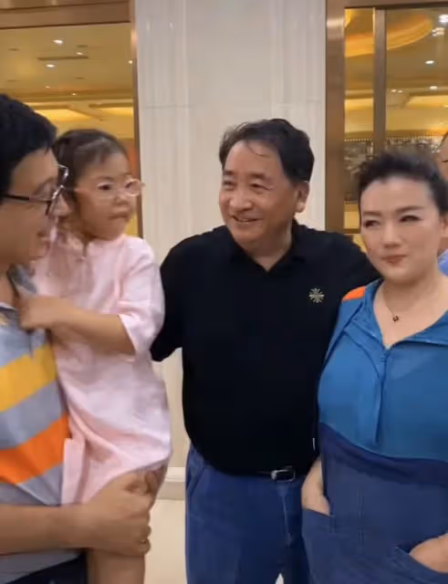 71歲姜昆高調現身活動,挺肚腩和愛妻摟抱秀恩愛,現場觀眾顯冷漠