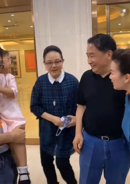 71歲姜昆高調現身活動,挺肚腩和愛妻摟抱秀恩愛,現場觀眾顯冷漠