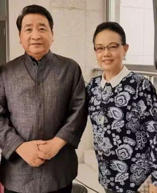 71歲姜昆高調現身活動,挺肚腩和愛妻摟抱秀恩愛,現場觀眾顯冷漠