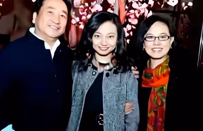 71歲姜昆高調現身活動,挺肚腩和愛妻摟抱秀恩愛,現場觀眾顯冷漠