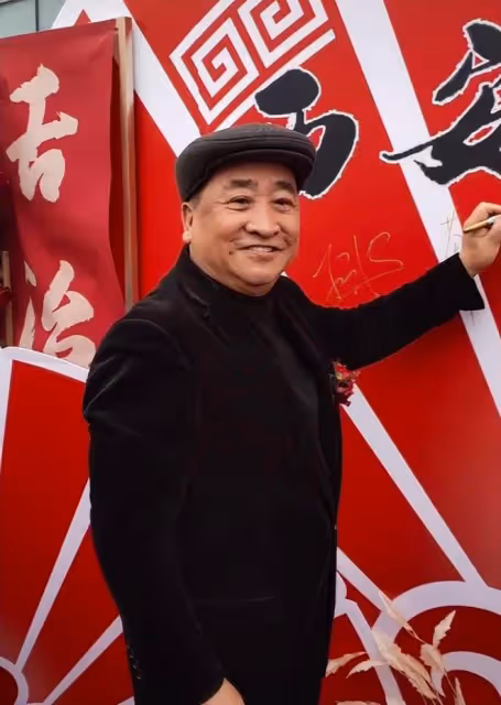 71歲姜昆高調現身活動,挺肚腩和愛妻摟抱秀恩愛,現場觀眾顯冷漠