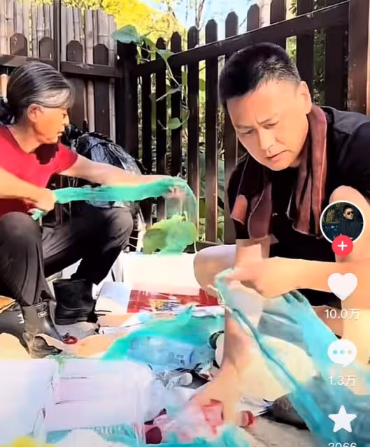 演員李飛陪媽媽賣廢品,語氣嚴厲神情不悅,開豪車出行只掙23元