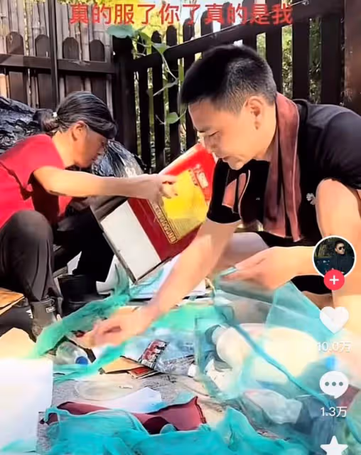 演員李飛陪媽媽賣廢品,語氣嚴厲神情不悅,開豪車出行只掙23元