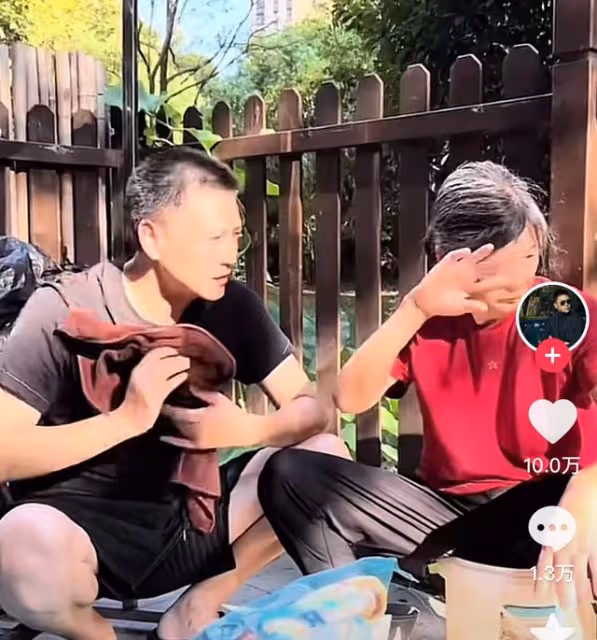 演員李飛陪媽媽賣廢品,語氣嚴厲神情不悅,開豪車出行只掙23元