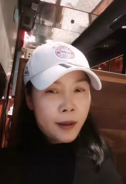 56歲田震定居國外心情煩悶,素顏出鏡皮膚細嫩,戴百元帽打扮樸素