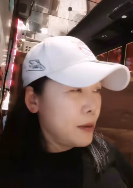 56歲田震定居國外心情煩悶,素顏出鏡皮膚細嫩,戴百元帽打扮樸素