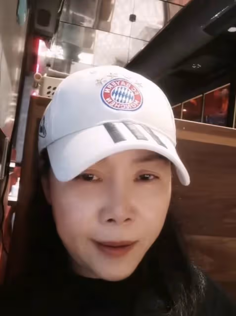 56歲田震定居國外心情煩悶,素顏出鏡皮膚細嫩,戴百元帽打扮樸素