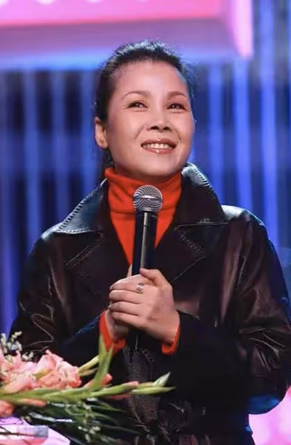 56歲田震定居國外心情煩悶，素顏出鏡皮膚細嫩，戴百元帽打扮樸素