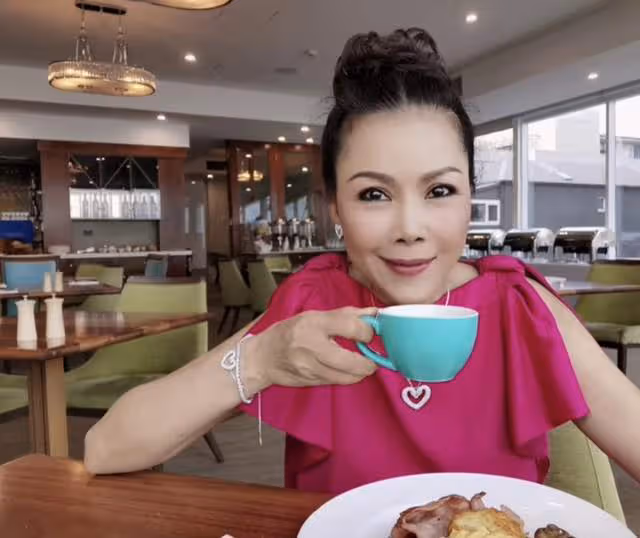 56歲田震定居國外心情煩悶，素顏出鏡皮膚細嫩，戴百元帽打扮樸素
