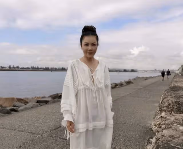 56歲田震定居國外心情煩悶，素顏出鏡皮膚細嫩，戴百元帽打扮樸素