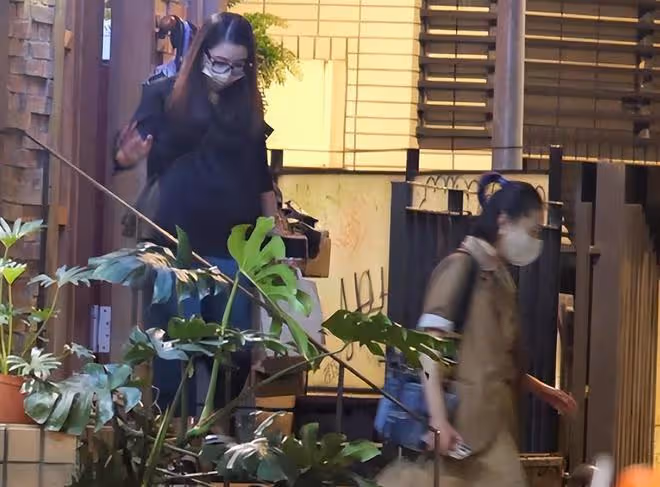 偶像劇女王陳怡蓉疑懷二胎!扶肚子下台階腹部隆起,本人親自回應