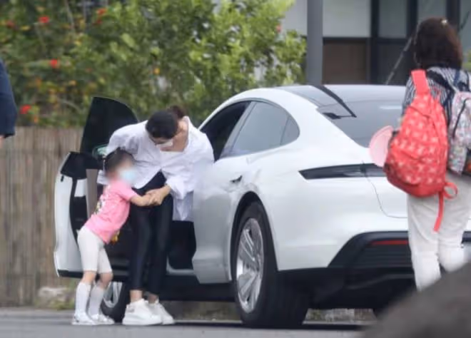 偶像劇女王陳怡蓉疑懷二胎!扶肚子下台階腹部隆起,本人親自回應