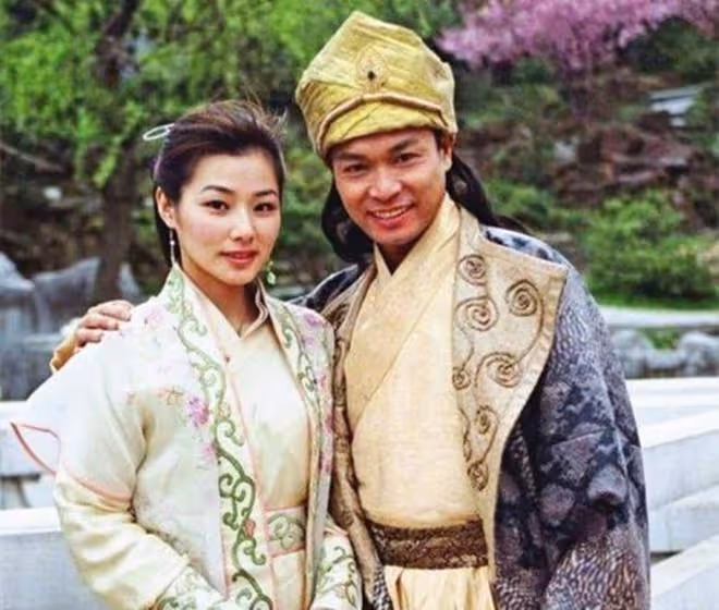 偶像劇女王陳怡蓉疑懷二胎!扶肚子下台階腹部隆起,本人親自回應