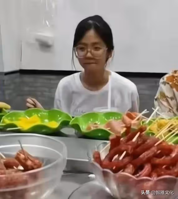 純欲女神人設崩塌,現男友自爆劈腿,奇葩戀愛刷新三觀