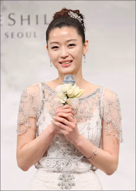 與林志玲同齡,韓國演藝圈最後的剩女42歲崔智友閃婚,靠這保童顏
