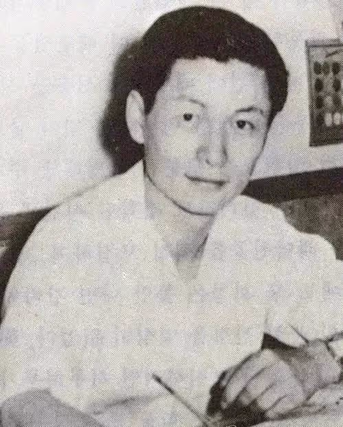 他是韓國財閥創始人,拋妻棄子,與親兒子「共享」同一女星