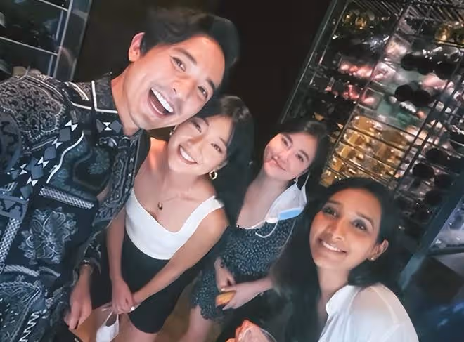林子祥兒子參加派對,被美女們包圍受歡迎,鄭丹瑞愛女大秀美腿
