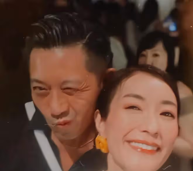 林子祥兒子參加派對,被美女們包圍受歡迎,鄭丹瑞愛女大秀美腿