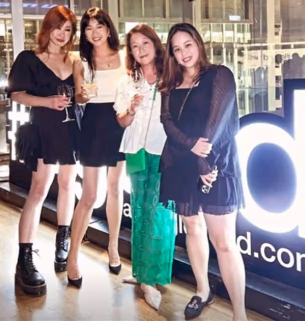 林子祥兒子參加派對,被美女們包圍受歡迎,鄭丹瑞愛女大秀美腿