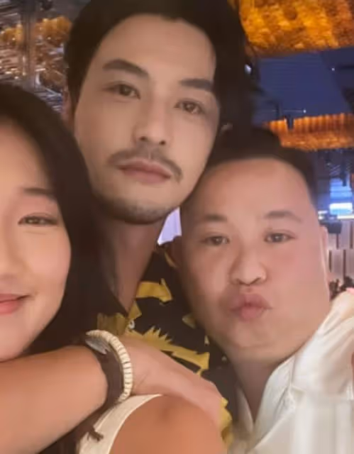 林子祥兒子參加派對,被美女們包圍受歡迎,鄭丹瑞愛女大秀美腿