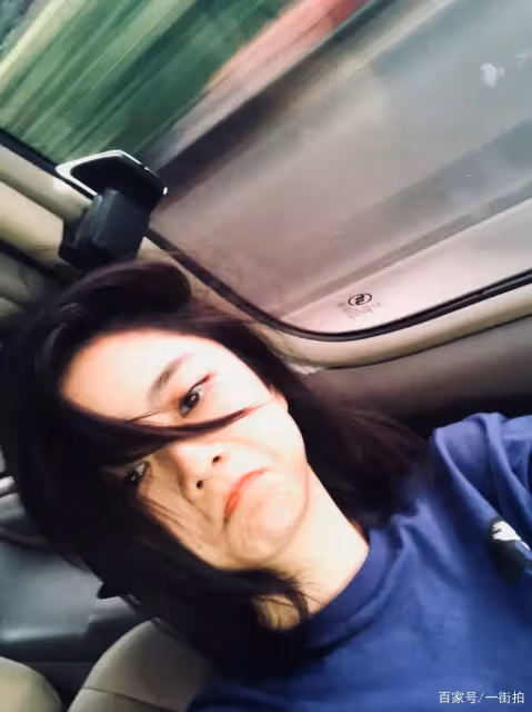 譚松韻曬起床照,慵懶嘟嘴看鏡頭,素顏狀態太真實了