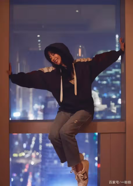 譚松韻曬起床照,慵懶嘟嘴看鏡頭,素顏狀態太真實了