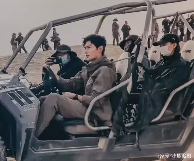 楊洋拍戲被偶遇,照片被放大後,這顏值也是沒誰了!