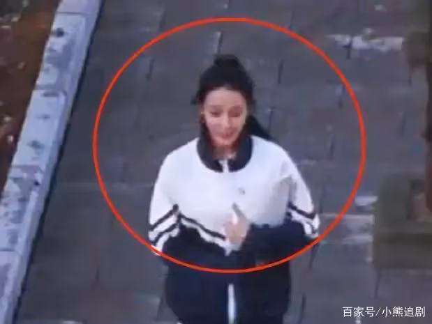 楊洋拍戲被偶遇,照片被放大後,這顏值也是沒誰了!