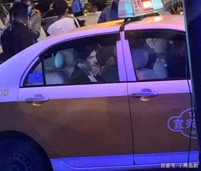 楊洋拍戲被偶遇,照片被放大後,這顏值也是沒誰了!