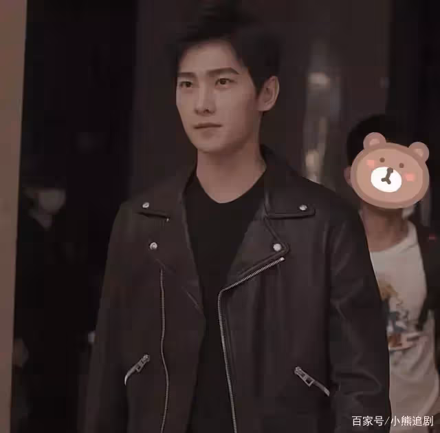 楊洋拍戲被偶遇,照片被放大後,這顏值也是沒誰了!