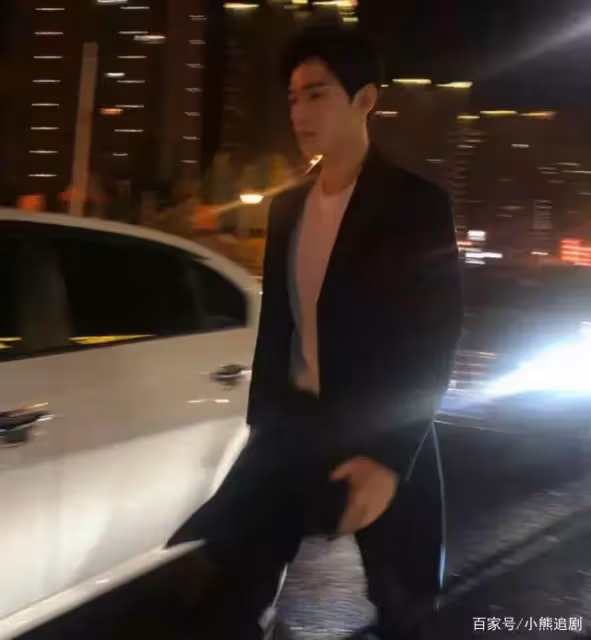 楊洋拍戲被偶遇,照片被放大後,這顏值也是沒誰了!