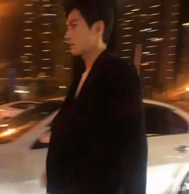楊洋拍戲被偶遇,照片被放大後,這顏值也是沒誰了!