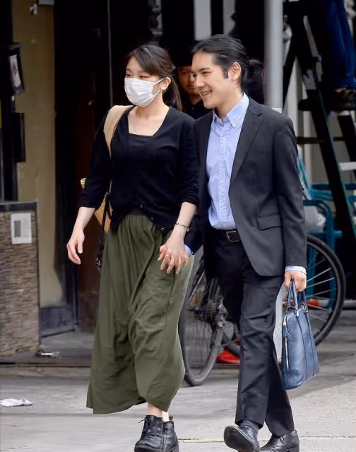 罕見日本的真子公主與駙馬爺出街，變漂亮了，與老公大秀恩愛