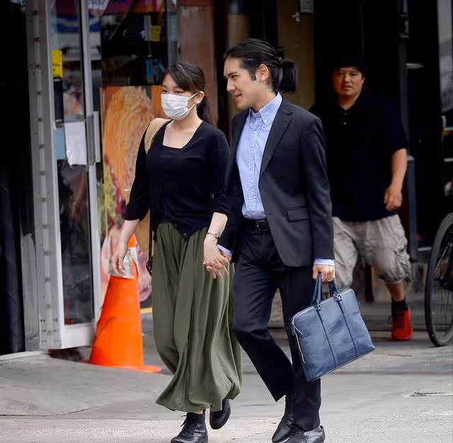 罕見日本的真子公主與駙馬爺出街，變漂亮了，與老公大秀恩愛
