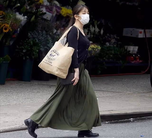 罕見日本的真子公主與駙馬爺出街，變漂亮了，與老公大秀恩愛