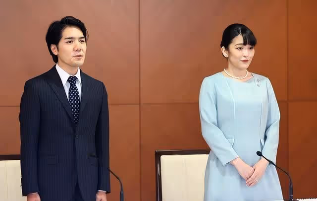 罕見日本的真子公主與駙馬爺出街，變漂亮了，與老公大秀恩愛